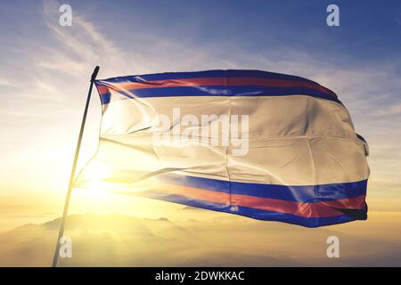 Province de Dajabon de la République dominicaine drapeau sur le dessus brume de lever de soleil Banque D'Images