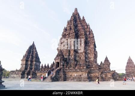 Anciens temples hindous au quartier du temple de Prambanan à Java, en Indonésie Banque D'Images