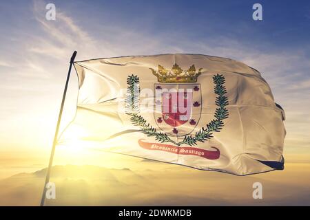 Le drapeau de la province de Santiago de la République dominicaine agite sur le dessus brume de lever de soleil Banque D'Images