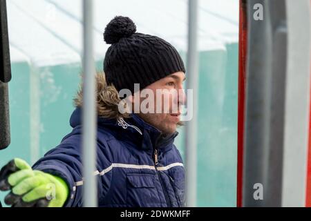 Le pilote se concentre sur manipulateur hydraulique de commande de grue Banque D'Images