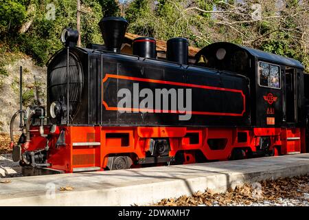 Pélion, Grèce - 30 décembre 2017 : le train à vapeur Pelion conçu par Evaristo de Chirico Banque D'Images