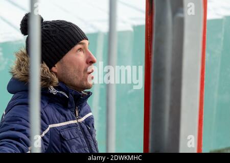Le pilote se concentre sur manipulateur hydraulique de commande de grue Banque D'Images