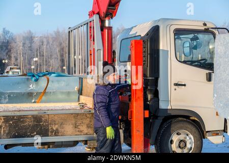 Le pilote se concentre sur manipulateur hydraulique de commande de grue Banque D'Images