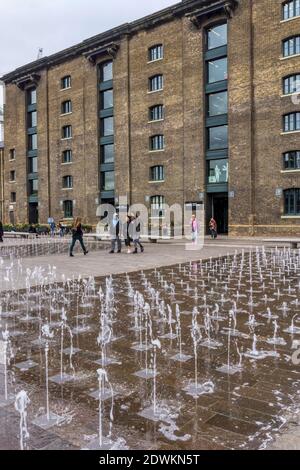 Fontaines à l'extérieur de l'UAL : centre de St Martins à Granary Square, King's Cross, Londres. Banque D'Images