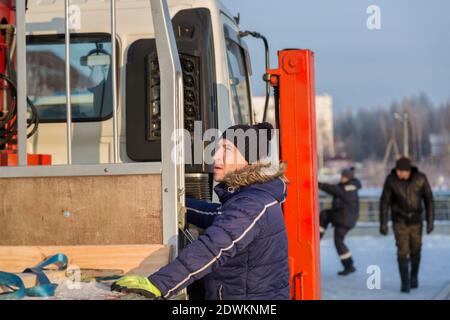 Le pilote se concentre sur manipulateur hydraulique de commande de grue Banque D'Images