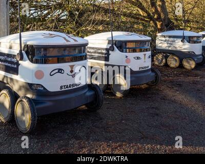 Starship Food Delivery robots, Wootton Fields, Northampton, Royaume-Uni ; un nouveau service introduit par le magasin local Co-op. Banque D'Images