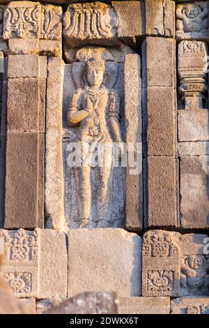 Bas relief dans les anciens temples hindous à la Compound de Temple de Prambanan à Java, Indonésie Banque D'Images