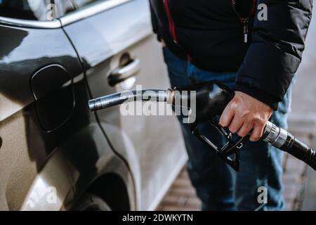 Homme se préparant à faire le plein d'une voiture dans la station-service, en faisant le plein de la voiture Banque D'Images