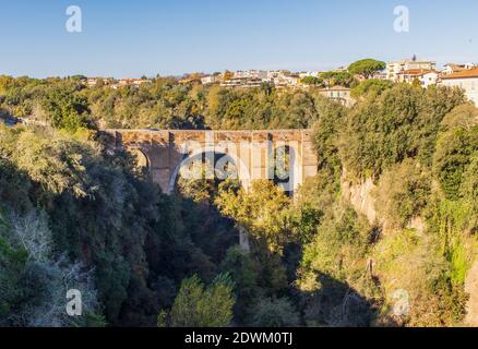 Civita Castellana, l'une des perles de la province de Viterbo, est l'un des villages les plus enchanteurs d'Italie centrale. Ici en particulier Ponte Clementino Banque D'Images