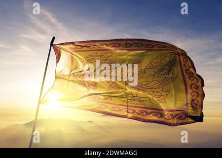 Province de l'UVA du Sri Lanka drapeau qui agite au sommet brume de lever de soleil Banque D'Images