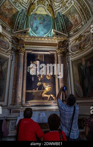 Les touristes admirent la peinture du Caravaggio dédiée à la Madonna dei Pellegnini dans la basilique de Sant'Agostino. Rome, Italie, Europe Banque D'Images