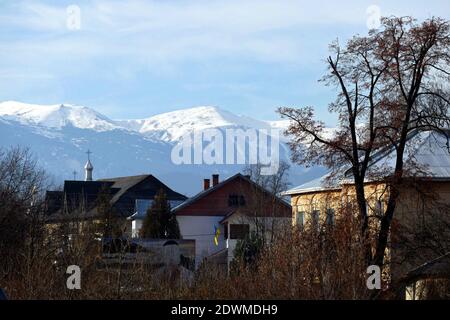 Non exclusif: VERKHOVYNA, UKRAINE - 22 DÉCEMBRE 2020 - la tour de la chaîne de montagnes Chornohora au-dessus de la colonie urbaine de Verkhovyna, Ivano-Frankivsk R. Banque D'Images