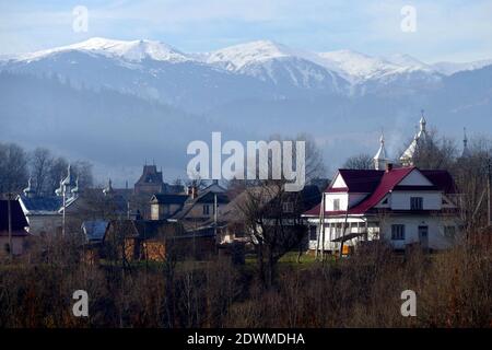 Non exclusif: VERKHOVYNA, UKRAINE - 22 DÉCEMBRE 2020 - la tour de la chaîne de montagnes Chornohora au-dessus de la colonie urbaine de Verkhovyna, Ivano-Frankivsk R. Banque D'Images