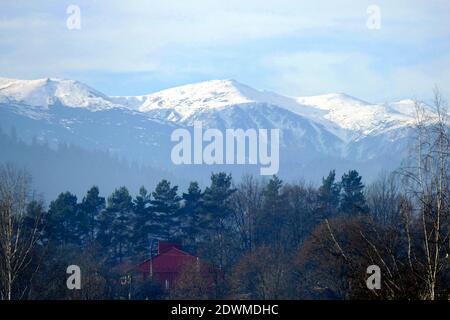 Non exclusif: VERKHOVYNA, UKRAINE - 22 DÉCEMBRE 2020 - la tour de la chaîne de montagnes Chornohora au-dessus de la colonie urbaine de Verkhovyna, Ivano-Frankivsk R. Banque D'Images