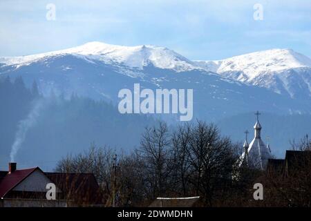 Non exclusif: VERKHOVYNA, UKRAINE - 22 DÉCEMBRE 2020 - la tour de la chaîne de montagnes Chornohora au-dessus de la colonie urbaine de Verkhovyna, Ivano-Frankivsk R. Banque D'Images