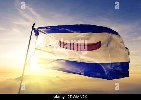 Le drapeau du district de Dubasari de Moldavie agite au lever du soleil brouillard Banque D'Images