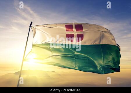 Le drapeau du comté de Harju en Estonie agite au lever du soleil brouillard Banque D'Images