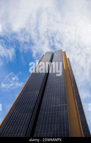 L'un des gratte-ciel du quartier luxueux et prestigieux de la marina de Dubaï. Banque D'Images