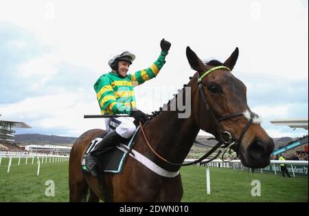 Photo du dossier datée du 10-03-2020 de Barry Geraghty à bord d'Epatante. Banque D'Images