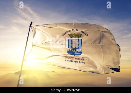 Le drapeau de la ville brésilienne de Rio Branco est sur le dessus brume de lever de soleil Banque D'Images