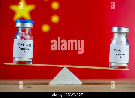 Concept de l'équilibre de deux vaccins sur les balances en bois, Chine drapeau et vaccin Banque D'Images