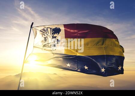 Madang province de Papouasie-Nouvelle-Guinée drapeau sur le brume de lever de soleil supérieure Banque D'Images
