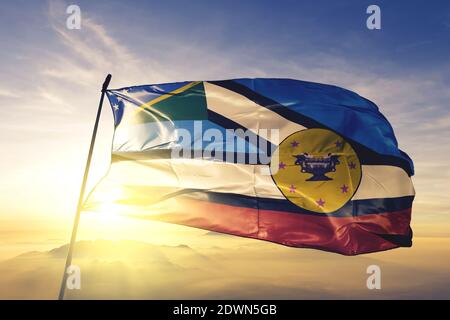 La province de Makira-Ulawa, aux îles Salomon, porte le drapeau sur le dessus brume de lever de soleil Banque D'Images