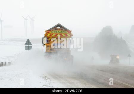 Un chasse-neige L'effacement du A68 Trunk road à Soutra Hill dans la région des Scottish Borders. Banque D'Images