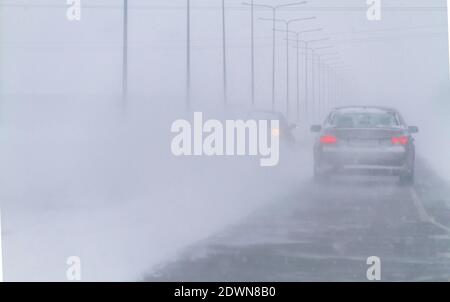 Tempête de neige sur la route. Conditions météorologiques très difficiles. Visibilité nulle Banque D'Images