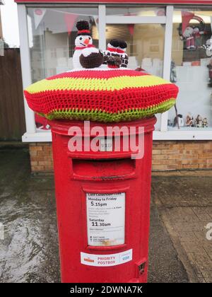 Minster on Sea, Kent, Royaume-Uni. 23 décembre 2020. Un surmatelas de Noël crocheté est apparu sur la boîte postale à l'extérieur du bureau de poste de Minster on Sea dans le Kent, dans une tendance qui se reproduit dans tout le pays. Crédit : James Bell/Alay Live News Banque D'Images