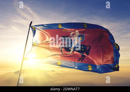 Le drapeau du comté de Vilnius, en Lituanie, est sur le lever du soleil brouillard Banque D'Images