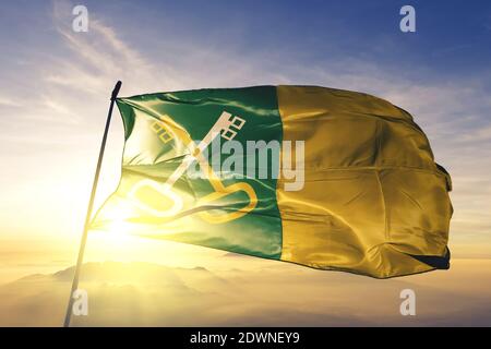 Toa Baja commune de Porto Rico drapeau sur le brume de lever de soleil supérieure Banque D'Images