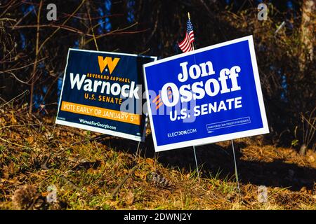 LAWRENCEVILLE, ÉTATS-UNIS - 22 décembre 2020 : Lawrenceville, Géorgie | États-Unis - 22 2020 décembre : l'élection du Sénat de Géorgie s'affiche le long du Banque D'Images