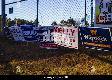 LAWRENCEVILLE, ÉTATS-UNIS - 22 décembre 2020 : Lawrenceville, Géorgie | États-Unis - 22 2020 décembre : l'élection du Sénat de Géorgie s'affiche le long du Banque D'Images