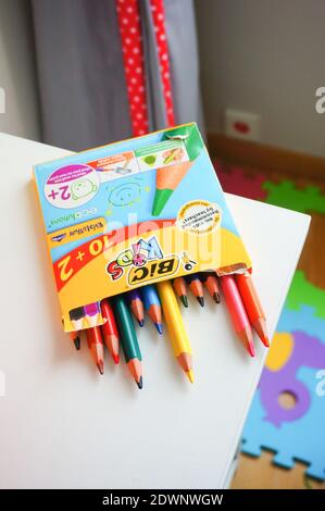 POZNAN, POLOGNE - 05 mars 2016 : ensemble de crayons de dessin colorés Bic Kids sur table en bois Banque D'Images