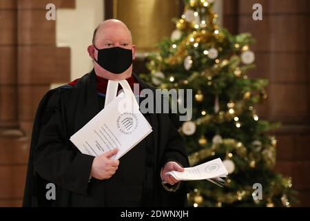 Le très Rév. Dr Derek Browning ancien modérateur de l'Assemblée générale de l'Église d'Écosse tient l'ordre de service du jour de Noël, comme il les met sur des chaises socialement distancées à l'intérieur de l'église paroissiale de Morningside, Édimbourg, comme il fait la préparation pour les fidèles avant le service du jour de Noël. Banque D'Images