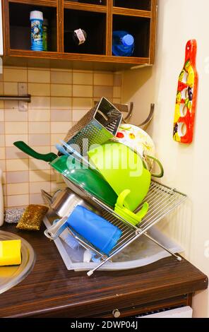 POZNAN, POLOGNE - 05 mars 2016 : pile de plats nettoyés de différentes marques sur une grille de séchage dans une cuisine Banque D'Images