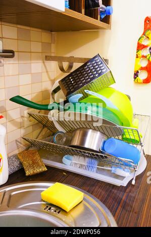 POZNAN, POLOGNE - 05 mars 2016 : pile de plats nettoyés de différentes marques sur une grille de séchage dans une cuisine Banque D'Images