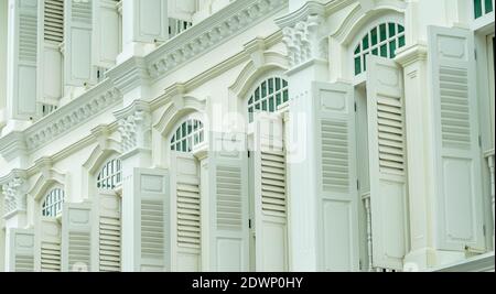 Fenêtres de style éclectique de la fin du XIXe siècle. Fenêtres et maisons de style vintage Banque D'Images