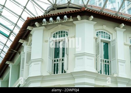 Fenêtres de style éclectique de la fin du XIXe siècle. Fenêtres et maisons de style vintage Banque D'Images