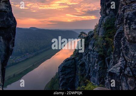 vue panoramique sur l'elbe près de rathen au coucher du soleil depuis le célèbre pont de bastei, la suisse saxonne, la saxe, l'allemagne de l'est Banque D'Images