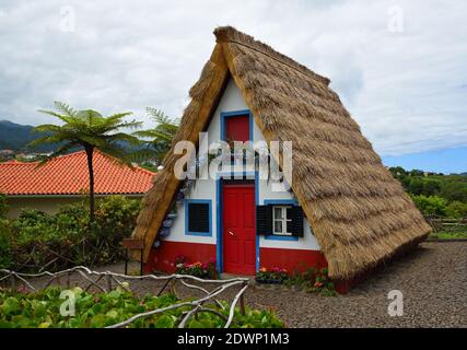 Bâtiment traditionnel de Madère avec toit de chaume. Banque D'Images