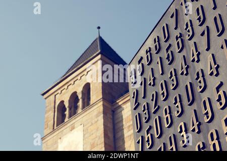 POZNAN, POLOGNE - 30 septembre 2017 : gros plan du monument cryptologue Enigma avec des codes dans le centre-ville Banque D'Images