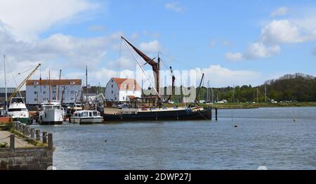 Rivière Deben à Woodbridge avec Tide Mill et Sailing Barge. Banque D'Images