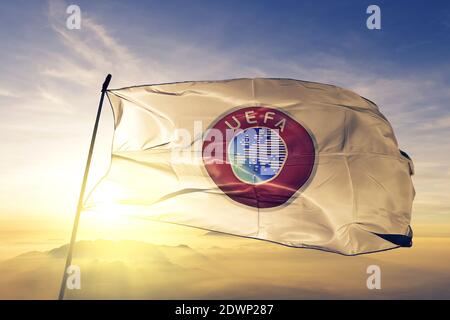 Union européenne des associations de football drapeau de l'UEFA orlevant la brume de lever de soleil brouillard Banque D'Images