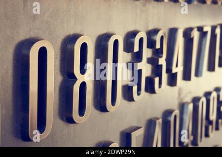 POZNAN, POLOGNE - 30 septembre 2017 : gros plan du monument cryptologue Enigma avec des codes dans le centre-ville Banque D'Images