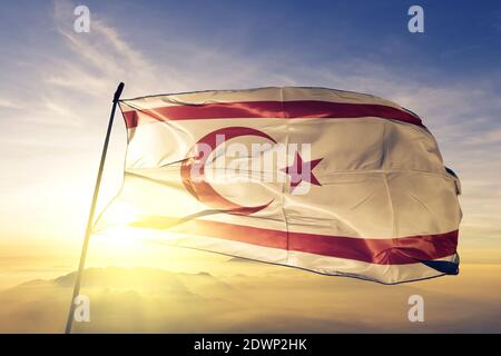 Drapeau de la République turque de Chypre-Nord agitant sur le dessus brume de lever de soleil Banque D'Images