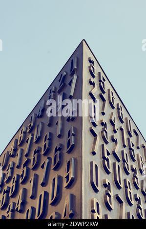 POZNAN, POLOGNE - 30 septembre 2017 : gros plan du monument cryptologue Enigma avec des codes dans le centre-ville Banque D'Images