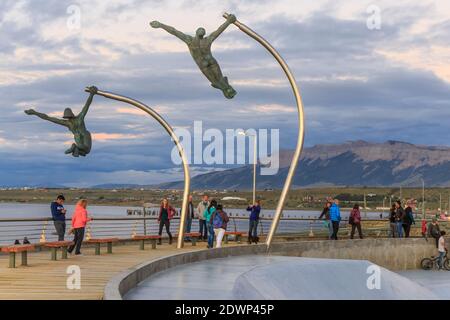 Parc de skate et monument au vent (monumento al viento) dans la ville de Puerto Natales, Patagonie, Chili Banque D'Images