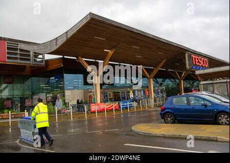 Talaplow, Buckinghamshire, Royaume-Uni. 23 décembre 2020. Dans une tentative d'arrêter l'achat de panique, le géant du supermarché Tesco a mis des limites temporaires d'achat de clients sur des articles essentiels tels que le savon, le lavage à la main, le riz, les œufs et le papier toilette. Les approvisionnements en produits frais, tels que les agrumes et certains légumes importés de l'UE, devraient être à court terme après la fermeture des ports de la Manche par la France. Il n'y avait, howe er, aucune file d'attente à l'extérieur du magasin Tesco de Talalow, dans le Buckinghamshire, aujourd'hui. Crédit : Maureen McLean/Alay Live News Banque D'Images